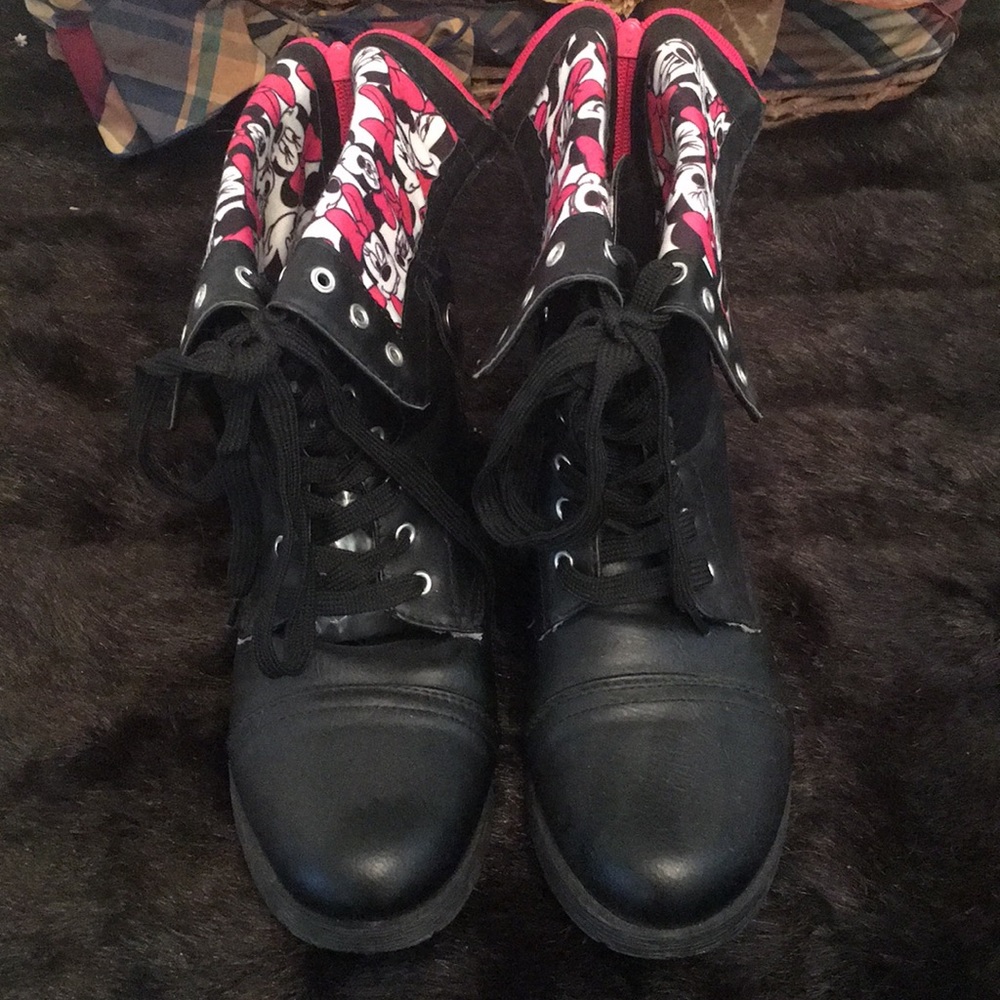 🦊 Cuuuute. Minnie zip back combat boots. Attention getters 😃